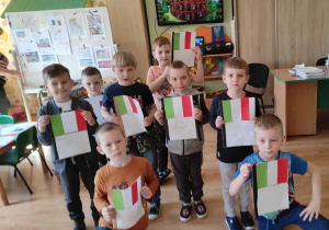 Dzieci wykonują flagę Włoch.
